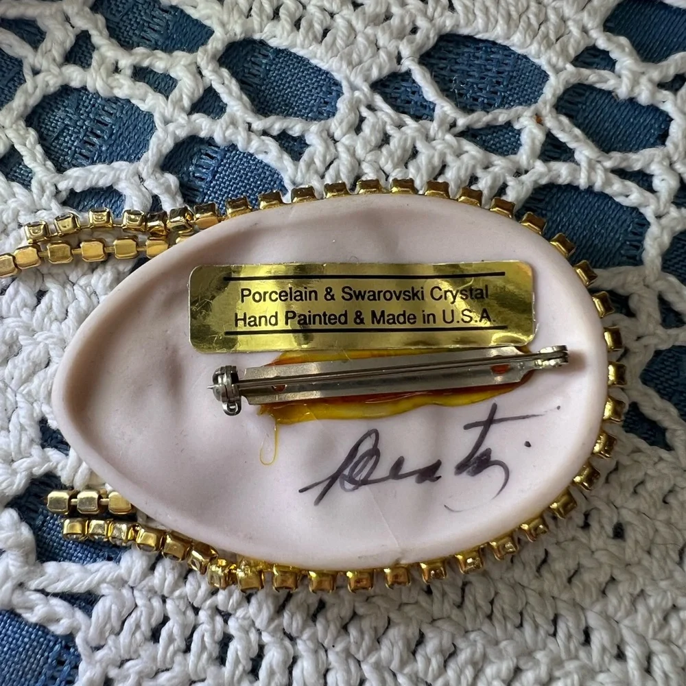 Vintage Flapper brooch made In USA 🇺🇸 with Swarovski crystals and hand painted - Picture 4 of 5